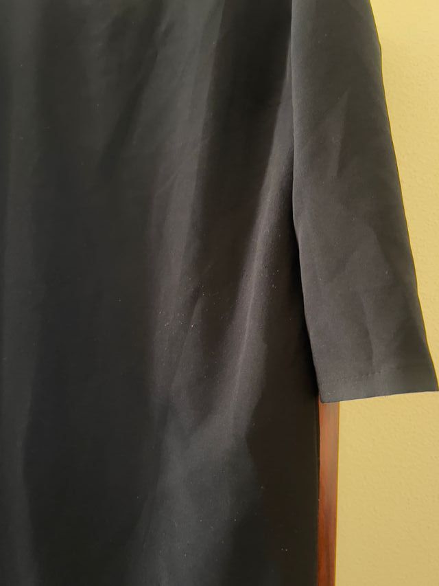 Vestido negro elegante con detalle dorado