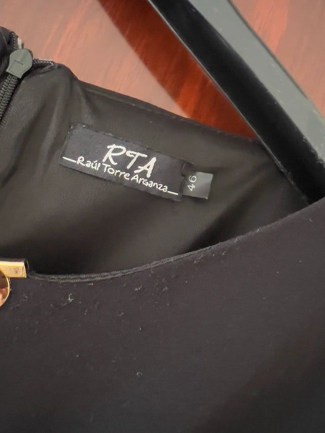 Vestido negro elegante con detalle dorado