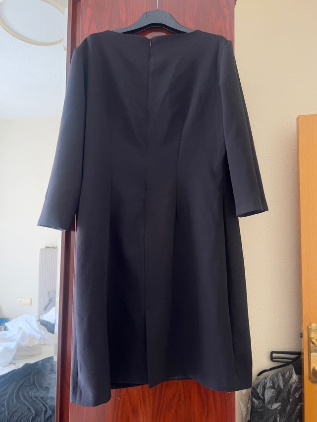 Vestido negro elegante con detalle dorado