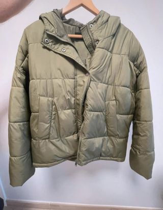 Plumífero verde oliva con capucha