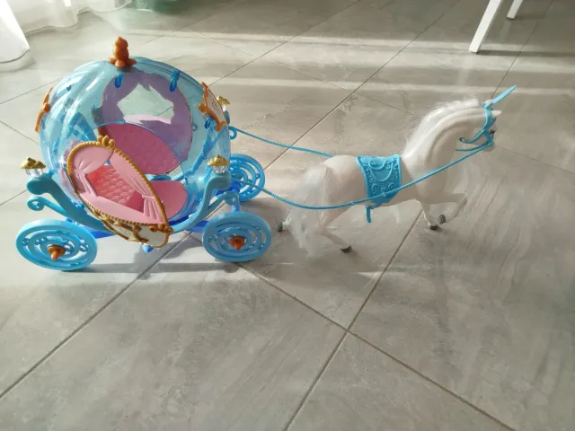 Carroza mágica con caballo blanco