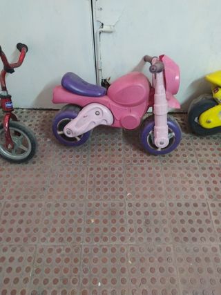 Moto de juguete sin pedales rosa y morada