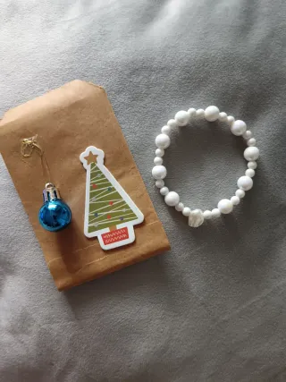 Pulsera de perlas blancas