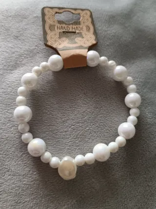 Pulsera de perlas blancas
