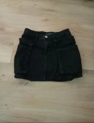 Falda negra Stradivarius