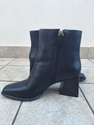 Stivaletti neri in pelle