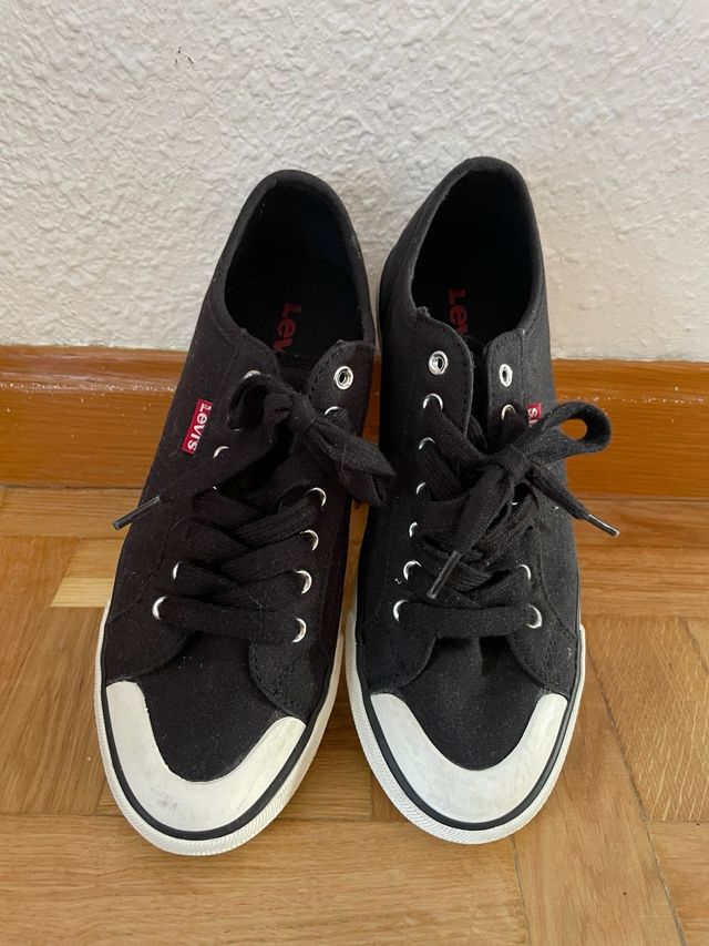 Zapatillas Levi's negras con detalles blancos