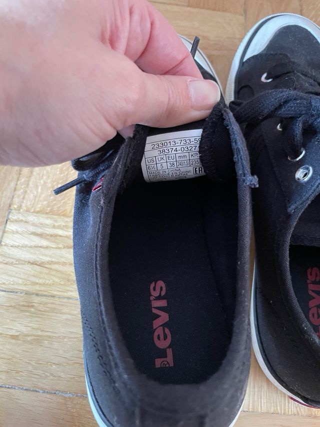 Zapatillas Levi's negras con detalles blancos