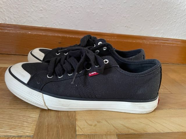 Zapatillas Levi's negras con detalles blancos