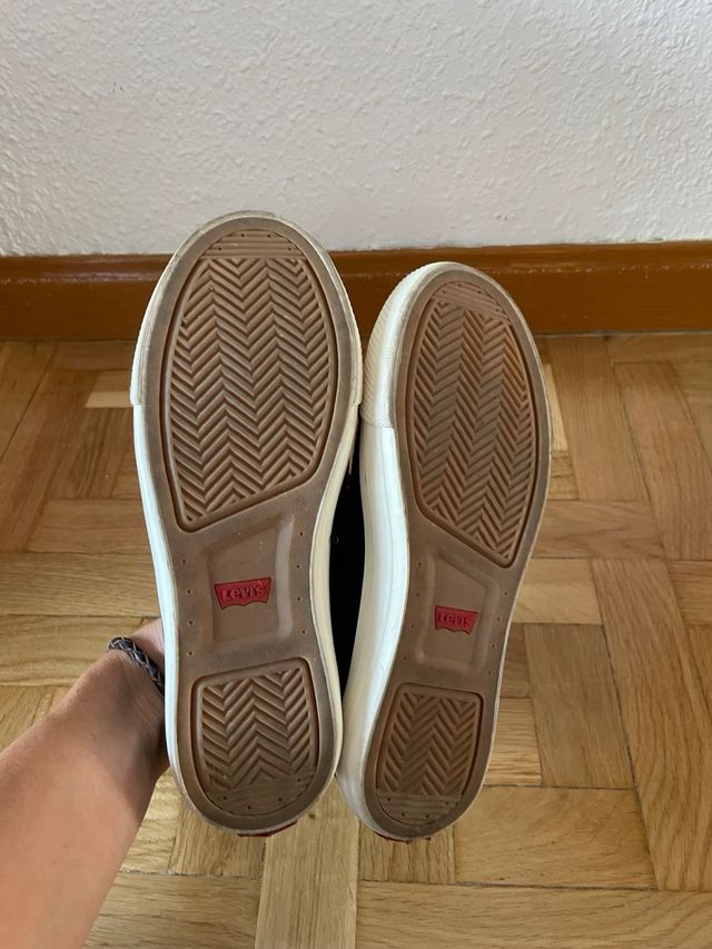 Zapatillas Levi's negras con detalles blancos