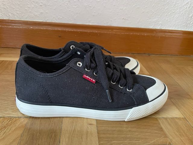 Zapatillas Levi's negras con detalles blancos