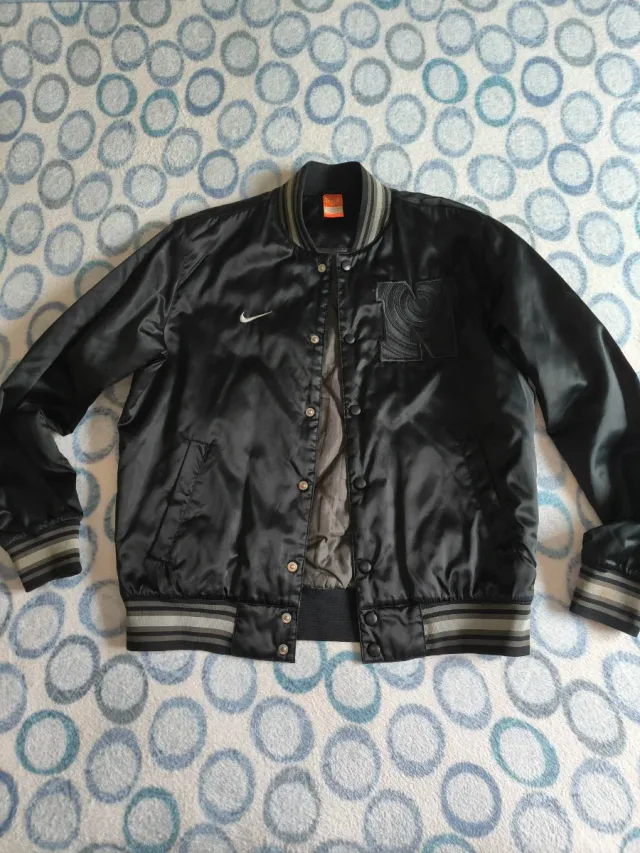 Chaqueta Nike Negra y Gris Bomber