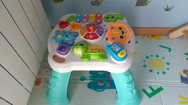 Mesa de actividades sensoriales para bebés