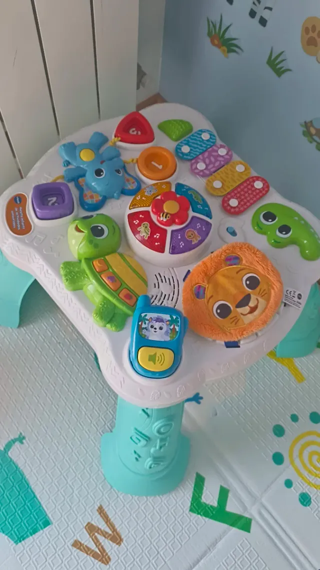 Mesa de actividades sensoriales para bebés