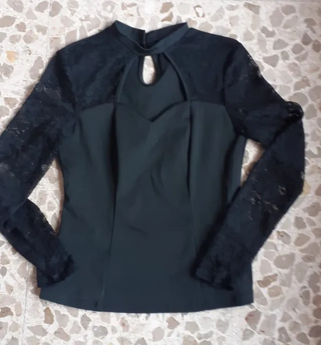 Top negro con transparencias