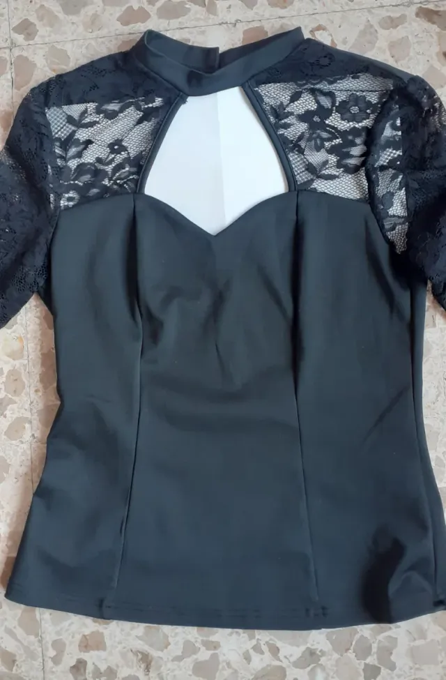 Top negro con transparencias