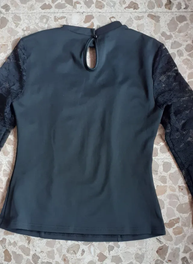 Top negro con transparencias