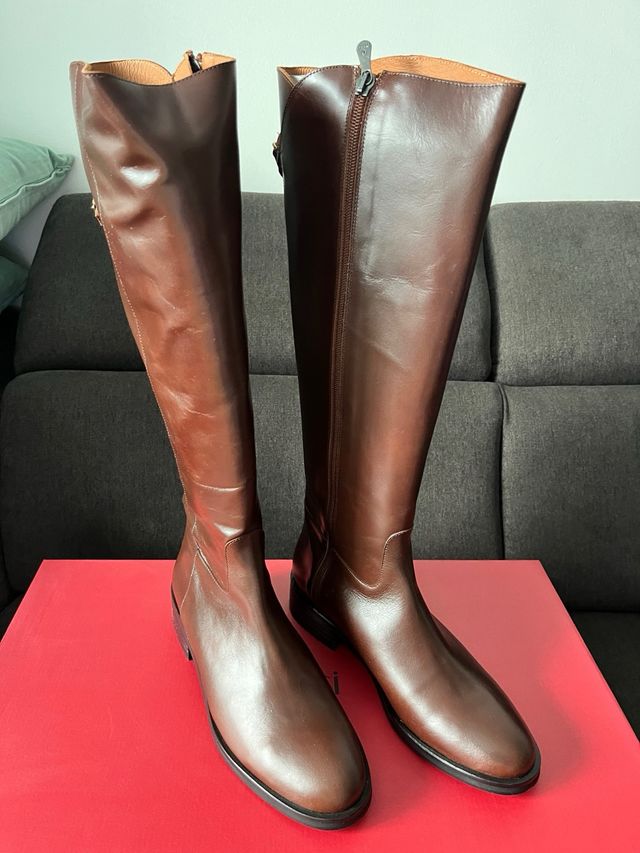 Botas de piel altas marrones sin estrenar