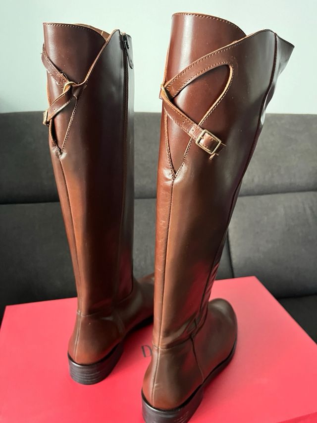 Botas de piel altas marrones sin estrenar