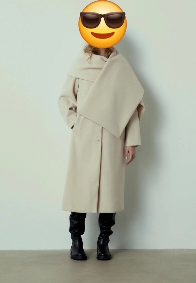 Abrigo Stradivarius Beige con Bufanda
