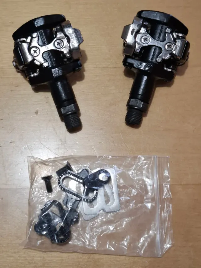 Pedales automáticos Shimano M505 con calas zapato