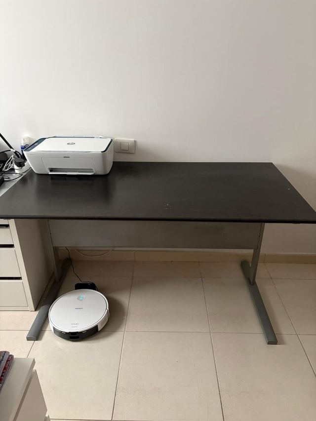 Scrivania da ufficio in metallo e legno