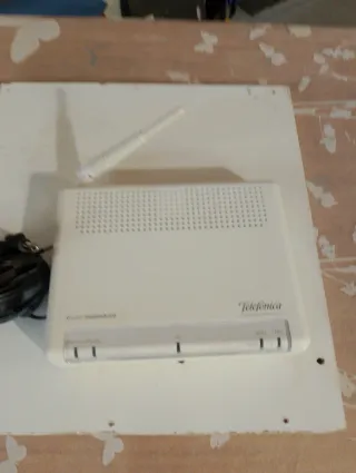 Router Telefonica Blanco con Antena