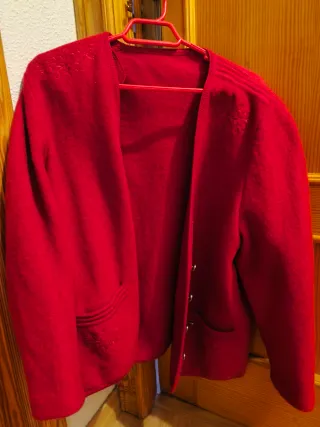 Chaqueta de señora roja de pura lana virgen