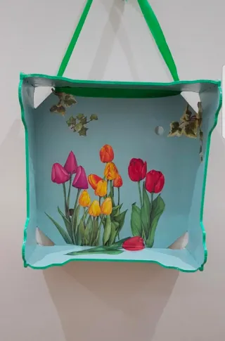 Cuadro decorado a mano con tulipanes