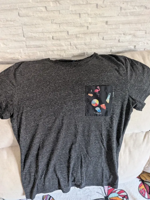 Camiseta Volcom gris con bolsillo estampado