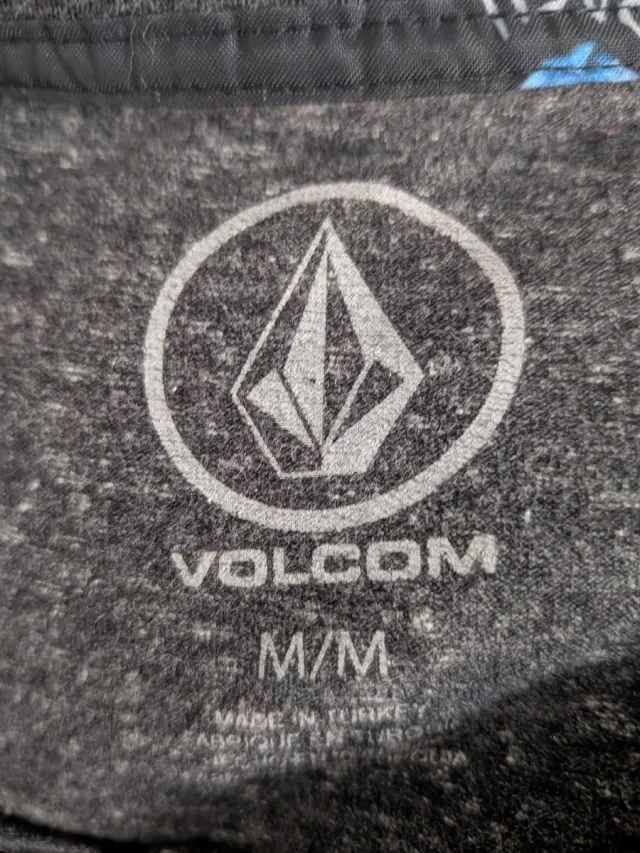 Camiseta Volcom gris con bolsillo estampado