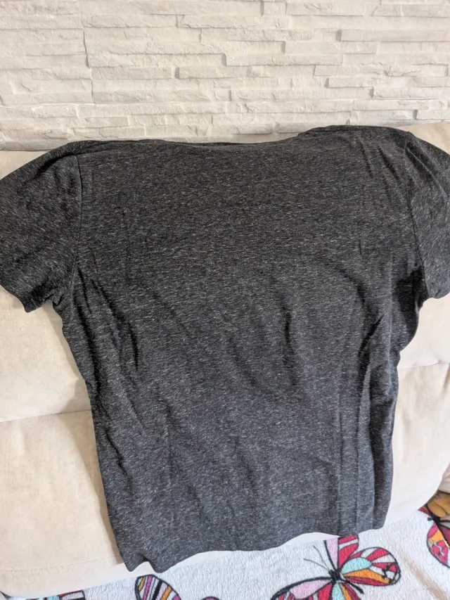 Camiseta Volcom gris con bolsillo estampado