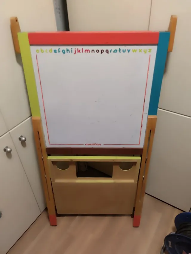 Pizarra infantil de madera con letras