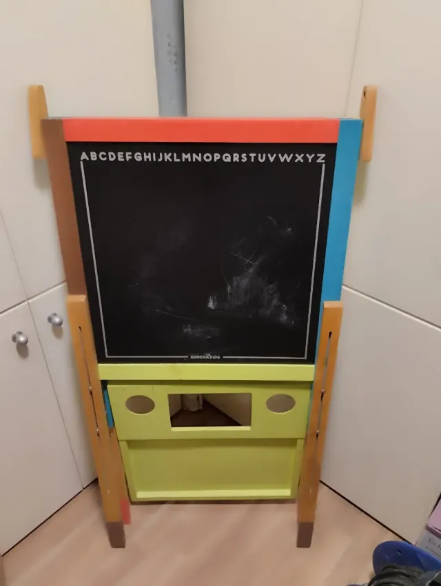 Pizarra infantil de madera con letras