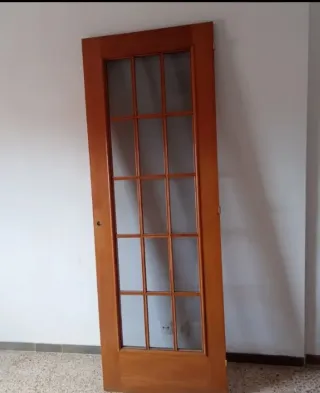 Puerta de madera con cristal