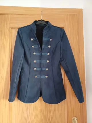 Chaqueta azul militar con botones