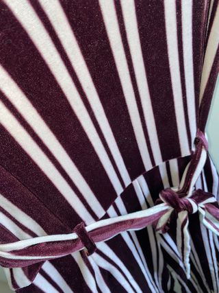 Mono largo de terciopelo con cinturón