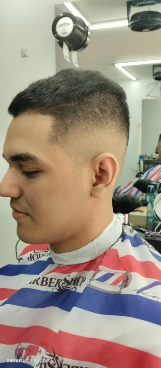 Barberia y pigmentación de Cejas a domicilio.