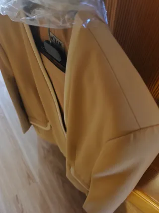Chaqueta de traje beige.