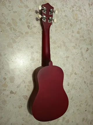 Ukelele de madera natural