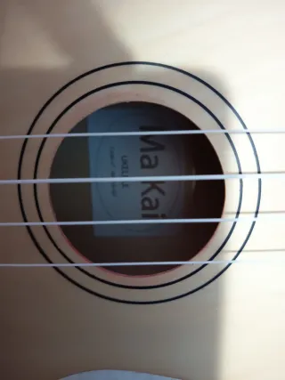 Ukelele de madera natural