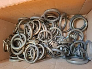 Portalampada, anelli tenda e ganci metallo antichi