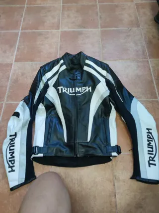 Chaqueta Triumph Negra y Blanca de cuero