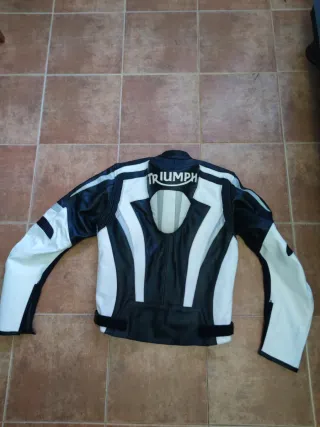 Chaqueta Triumph Negra y Blanca de cuero