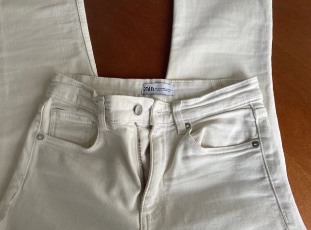 Vaqueros Zara crema