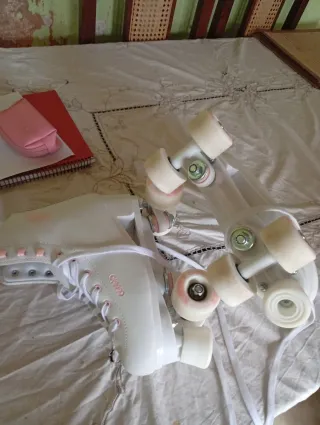Patines blancos con ruedas rosas (1 uso)