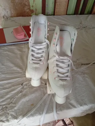 Patines blancos con ruedas rosas (1 uso)