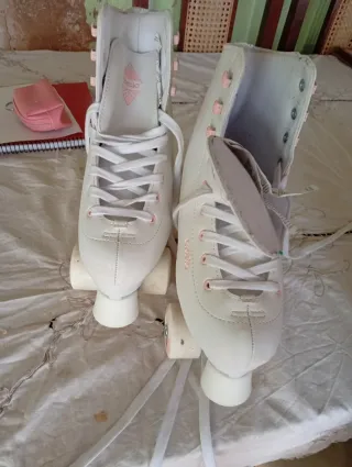 Patines blancos con ruedas rosas (1 uso)