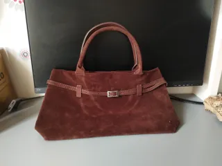 Bolso marrón chocolate ante mujer