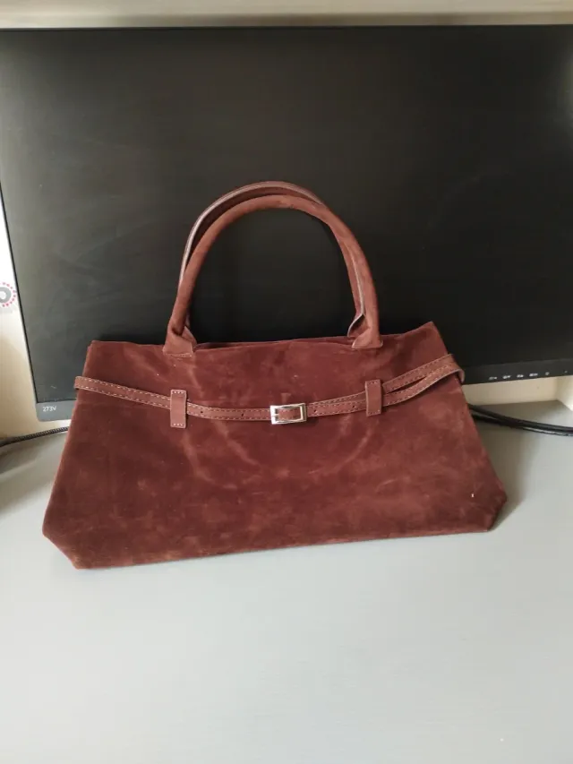Bolso marrón chocolate ante mujer